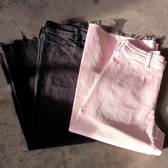 Universal Thread Denim - Universal Thread Women’s Frayed Ankle Jeans in Black & Light Pink